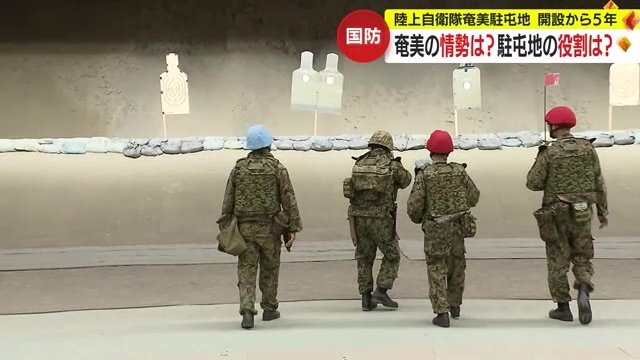 室内射撃訓練場で実弾を使った訓練の様子