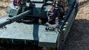 金正恩総書記が娘と新型戦車に同乗し軍事演習を視察　戦車の探知システム向上で「夜間の弱点を完全に克服」と強調
