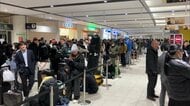 大雪で乗客ら7000人が新千歳空港に足止め「ほとんど寝られてない」…航空機は運航も鉄道やバスは運休し、混雑続く　各地で記録的積雪に