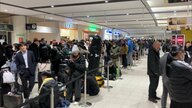 大雪で乗客ら7000人が新千歳空港に足止め「ほとんど寝られてない」…航空機は運航も鉄道やバスは運休し、混雑続く　各地で記録的積雪に
