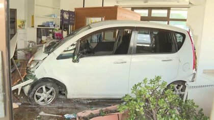 コンビニ店に車突っ込む 79歳男性運転 直前の接触事故でパニックか