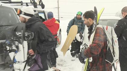 「穴を掘って抱き合い温めあった」外国籍の3人を救助　バックカントリーを滑走中に道に迷い遭難　極寒の山中で一晩…警察「リスクの認識を」