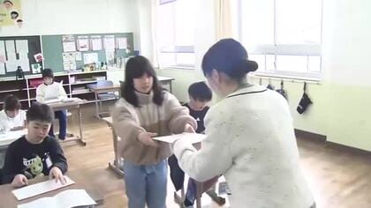 小中学校で3学期の修了式「社会科見学で人との付き合い方を知った」修了証書を受け取り13日間の春休みへ