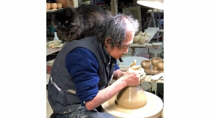 肩の上から見守りが定位置!? 陶芸家と暮らす猫の“仕事ぶり”が話題　やらかした経験も「焼き物を板ごと…」
