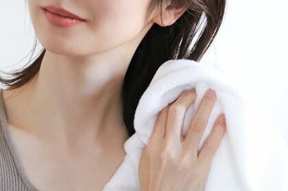 こすらずに挟んで水分を取り除くのが正解（画像はイメージ）