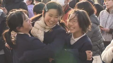 「やった～」松山西・今治東中等教育学校で合格発表　２７５人喜びの春「携帯もらえる、うれしい」【愛媛】