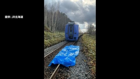 特急列車がクマと衝突し脱線　北海道で初　乗客32人が車内で一夜　JR宗谷線の復旧めど立たず　あす代行バス運行へ