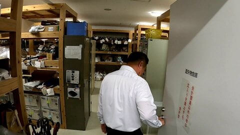 駅周辺の落とし物事情　警察署の倉庫はほぼ満杯　1年間で約22万点と増加！　ダンベルやカメも？