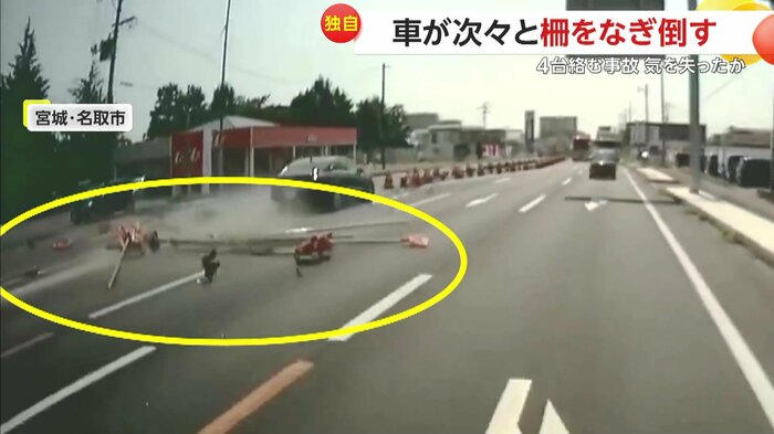道路に散乱する柵の残骸(視聴者提供)