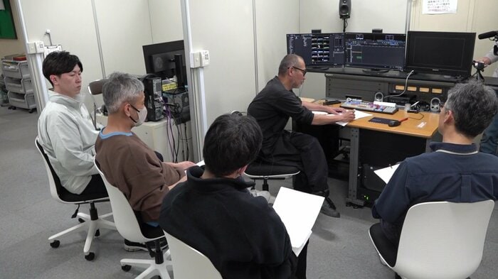 制作局長らによるプレビューで内容をブラッシュアップする