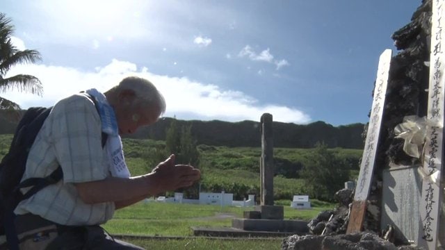 慰霊碑に手を合わせる伊藤久夫さん(90)