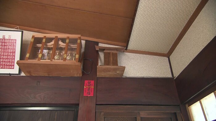 神棚の横に据え、代々守ってきた