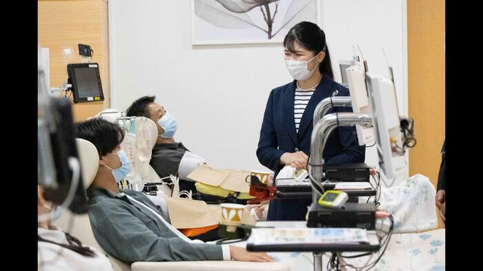 献血を終えたばかりの大学生らに声を掛けられる愛子さま(提供:佐賀県)
