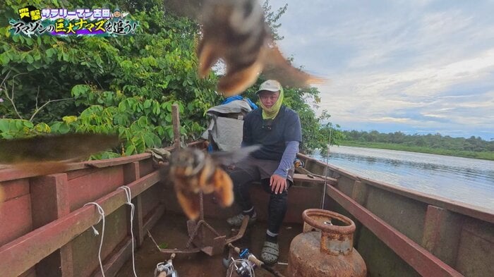 カメラに群がる巨大な虫