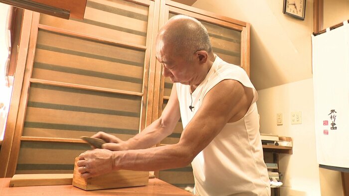 かつお節を削る石坂正志さん