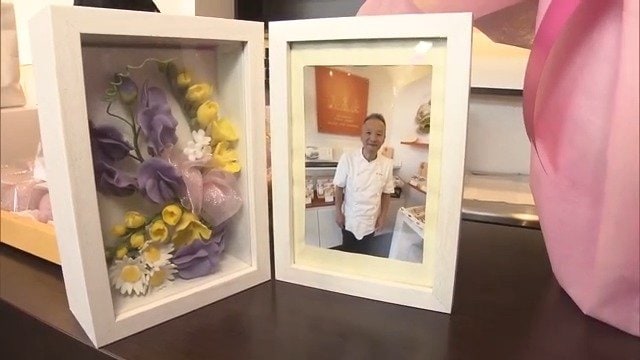 レジの横に飾られた前の社長・伊丹由貴夫さんの遺影