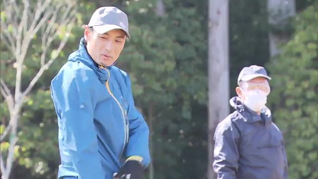 2016年　有志たちとブドウ畑を整備する遠藤さん