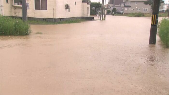 濁った水で路面が見えない状態