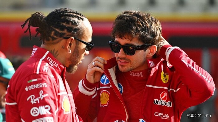 チームメートのルイス・ハミルトン（左）と