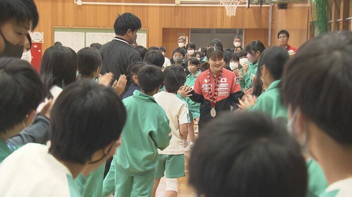 母校で歓迎を受ける大藤選手