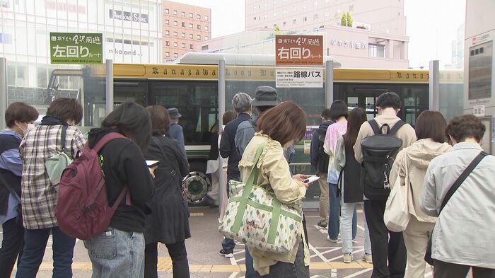 金沢駅でバスを待つ観光客