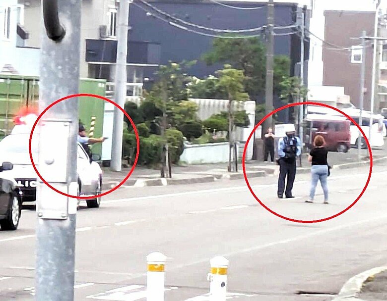 『刃物を下ろせ！』警察官が拳銃を構えて警告＿路上で刃物を持った不審人物を取り押さえる＿住宅街が緊迫＿ケガ人なし＜北海道恵庭市＞｜FNNプライムオンライン