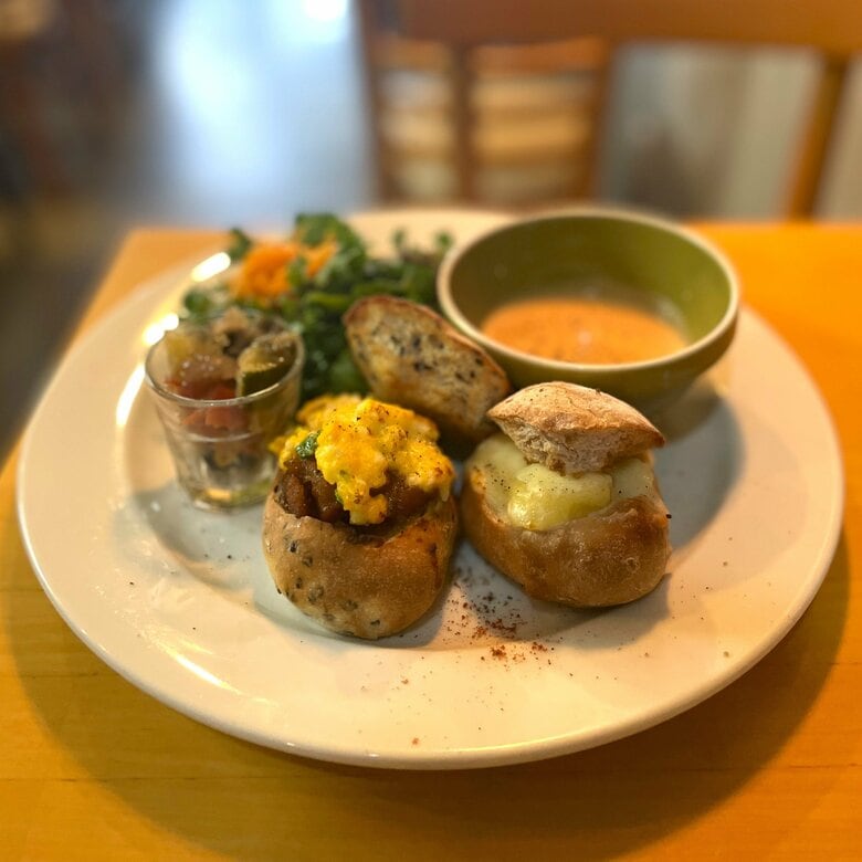 ふわもち白パンに日替わりキッシュ…無農薬野菜のメニュー充実の人気カフェレストラン 那古野ビル南館に誕生｜FNNプライムオンライン