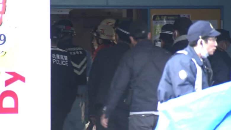 「立体駐車場で乗用車が落下」下敷きになった点検作業員2人が死傷　保守点検会社と50代係長を書類送検｜FNNプライムオンライン
