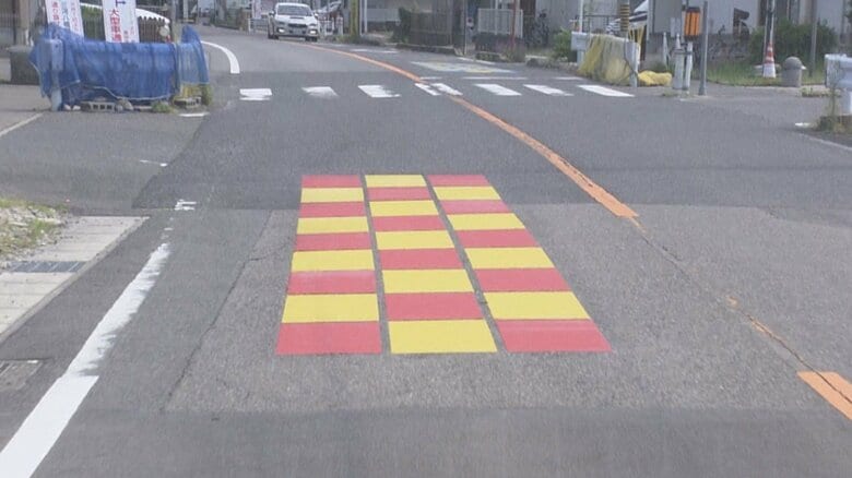 横断歩道の手前に2色の塗装「チェッカーペイント」　信号つけられない生活道路等に…ドライバーへの効果は｜FNNプライムオンライン