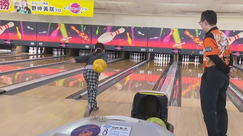 「うまく打てると楽しい」小中学生がボウリングを体験　部活動の地域展開を見据え「これまで経験できなかったスポーツも体験を」プロが指導　長野・諏訪市｜FNNプライムオンライン