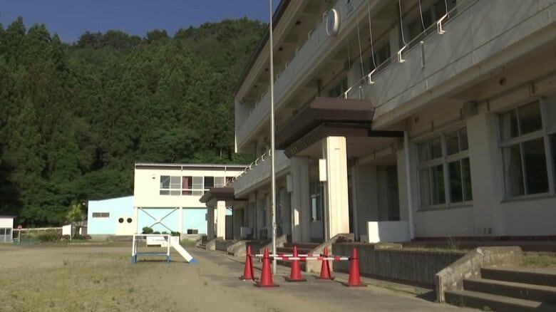 まさか…小学校のポールにタクシー衝突、倒れたポールが養護教諭（57）の頭に直撃し死亡　訪問客乗せバックで停めようとしてぶつかる　岩手・宮古市｜FNNプライムオンライン