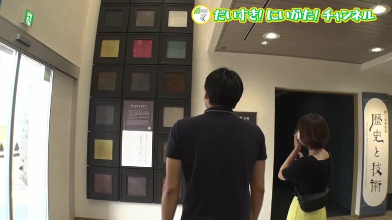 2階吹き抜けの高さまで様々な板が並ぶ