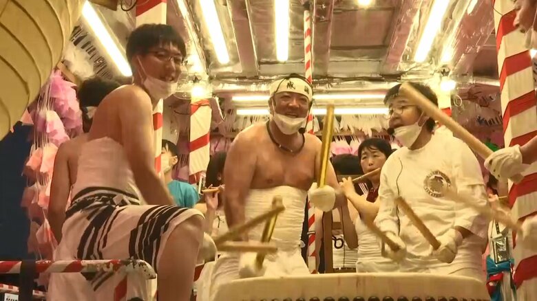 鎮魂の思いを込め太鼓をたたく斉藤さんら