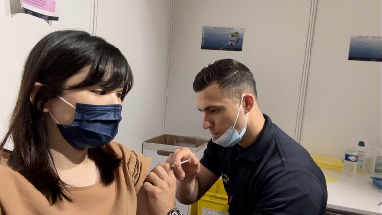 消防士は慣れた手つきでワクチンを接種してくれた