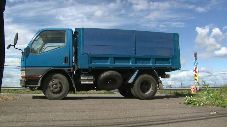 知人親子はトラックで国道との出入口をふさぐように止めたが…