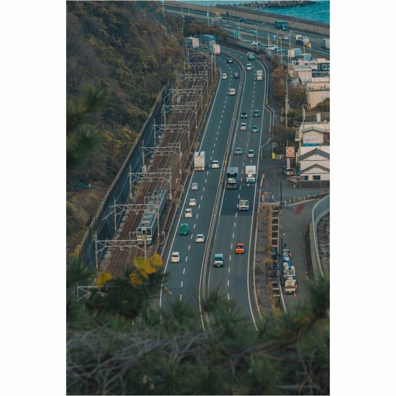 薩埵（さった）峠から眺める東海道本線（静岡県／2023年12月撮影）