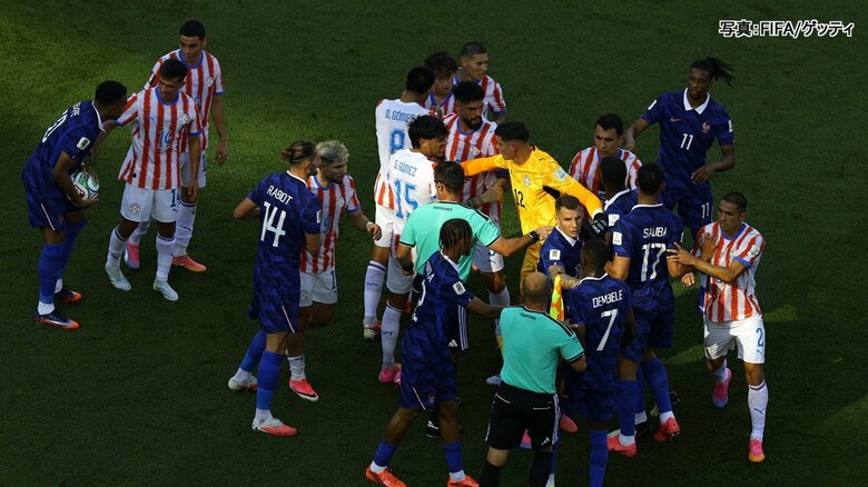 試合中にも、もみ合う場面が