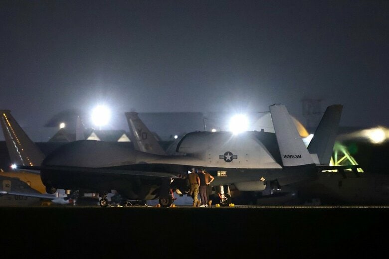 沖縄・嘉手納基地に展開したMQ-4Cトライトン大型無人偵察機（5月20日・久場悟氏撮影）