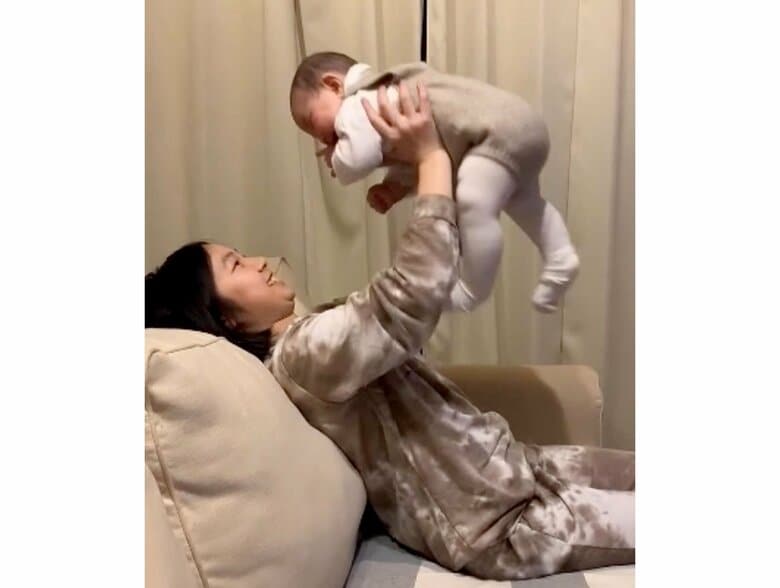 けいちゃんをあやすりるさん（提供：APさん）