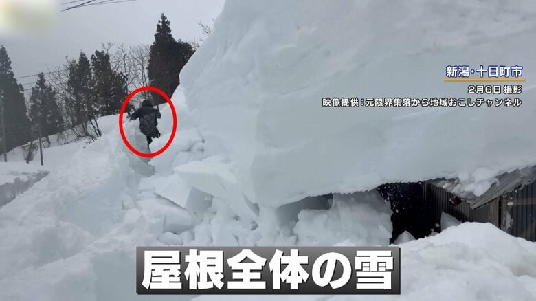 屋根から落ちてきた雪から全力で逃げる男性