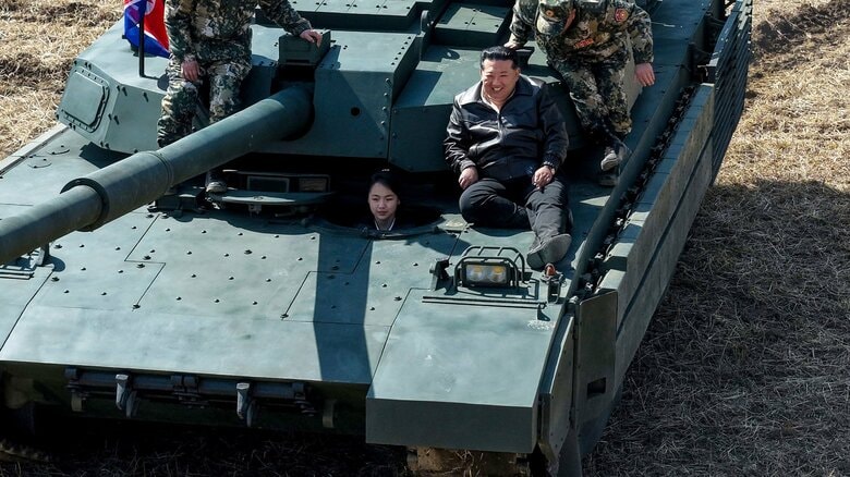 娘と新型戦車に同乗し軍事演習をする金正恩氏