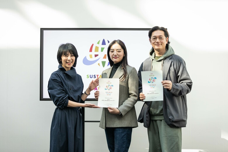 KruhiはサステナブルコスメアワードのGOLD賞を受賞（左は審査員長の岸紅子さん）
