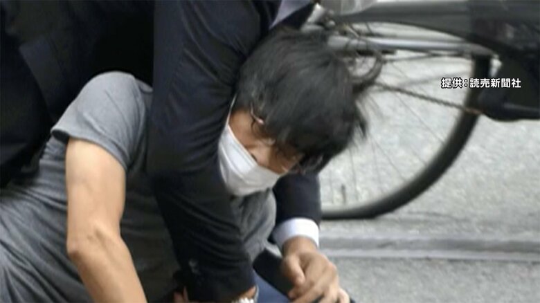 取り押さえられる山上徹也容疑者