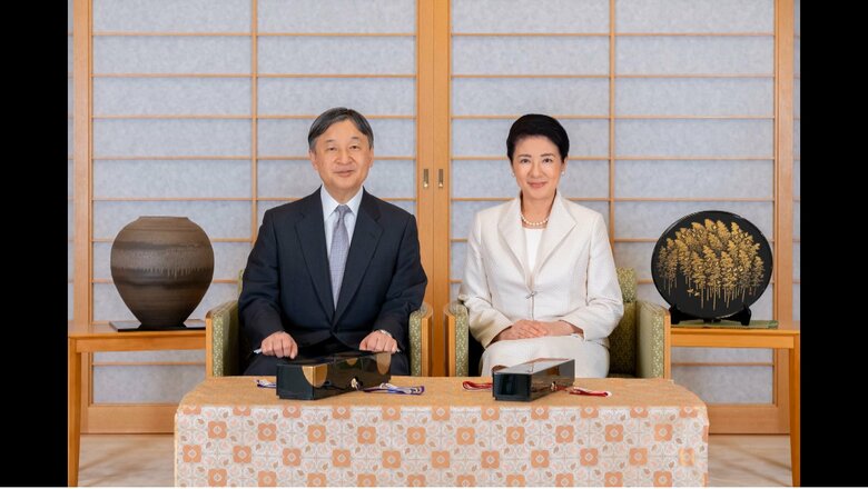 懐紙箱とお盆は輪島塗で壺は珠洲焼　宮内庁提供