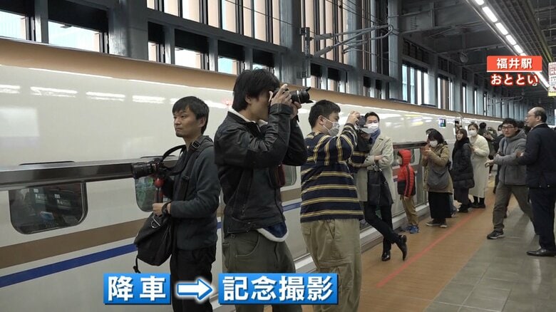 （「福井」の看板を撮影するために一度降車）