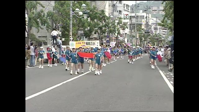 2001年の鼓笛パレード　49校から4400人が参加