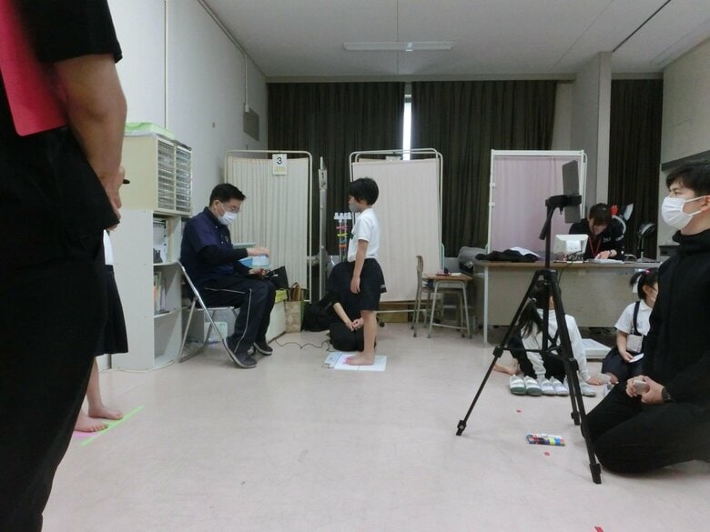 小学校で行った「浮き指」測定（提供：橋間診療所）
