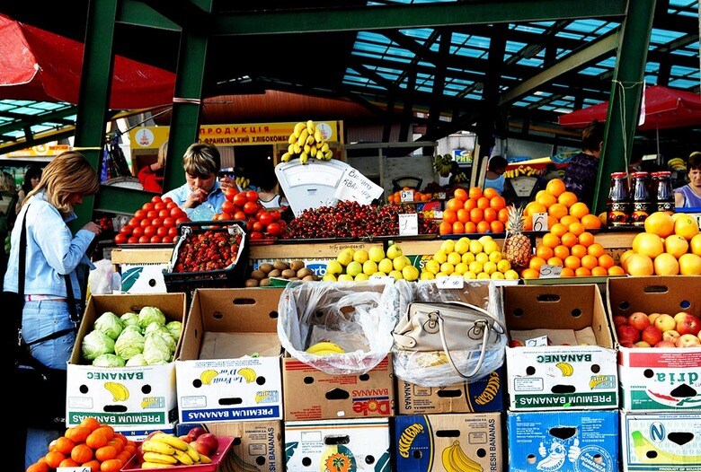 市場には果物や野菜が所狭しと溢れていた