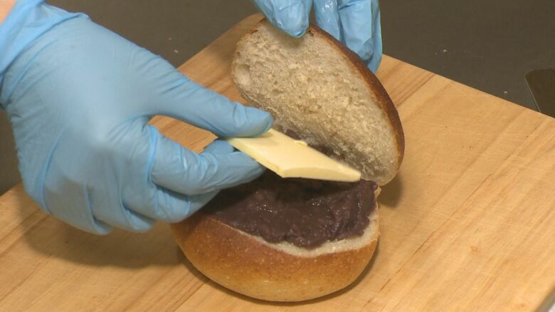 自家製粒あんと無塩バターをはさむ
