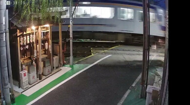 電車も非常ブレーキをかけたが踏切通過（視聴者提供・防犯カメラより）